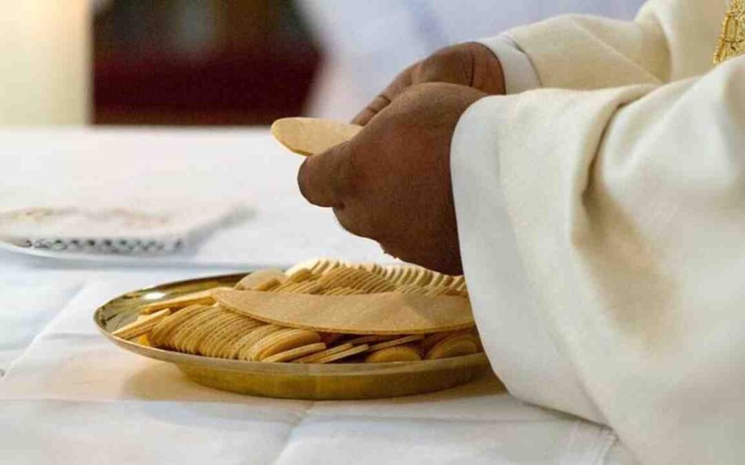 Mystère et Signification de l’Hostie dans le Christianisme : Un Voyage à Travers l’Histoire et la Foi