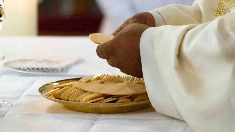 Le secret de la petite galette blanche : pourquoi l&rsquo;hostie fascine depuis 2000 ans