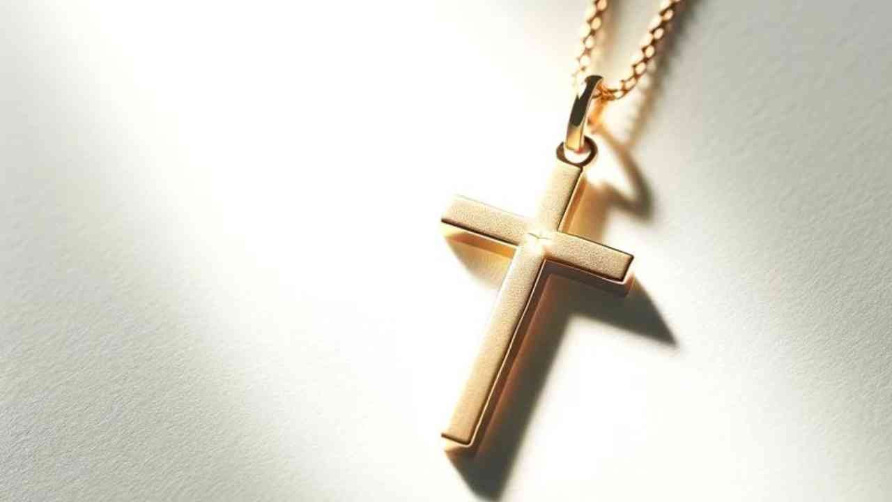 bijou en forme de croix chrétienne en or, comment bénir un bijou
