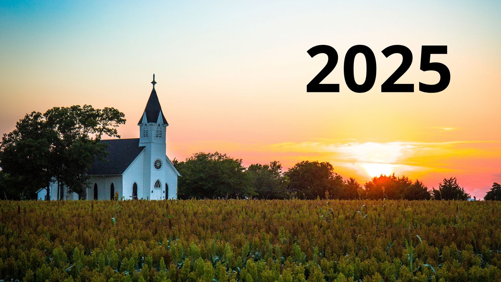 église champêtre blanche dans la campagne au couché du soleil, année 2025