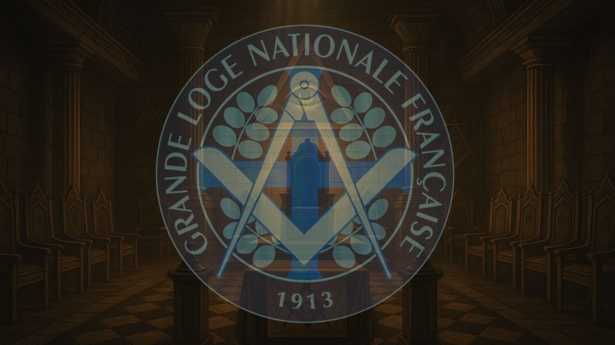 Emblème de la Grande Loge Nationale Française superposé à l’intérieur d’un temple maçonnique traditionnel, symbolisant l’organisation structurée et solennelle des grandes loges maçonniques.