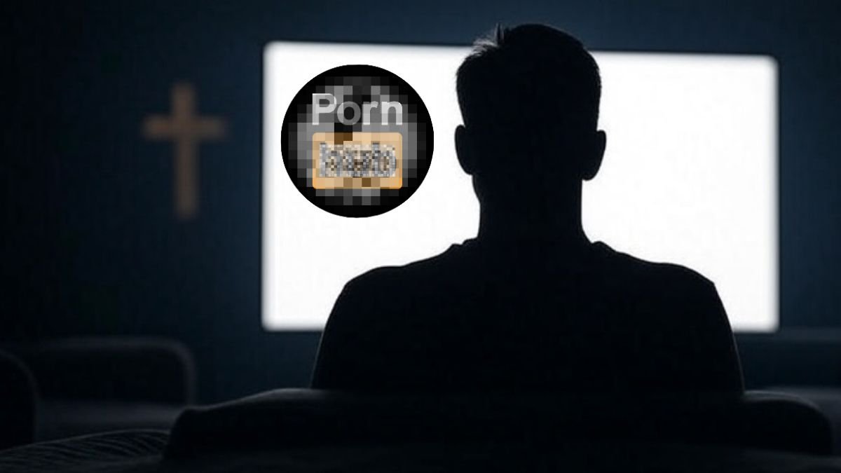 Silhouette d’un homme de dos regardant un écran lumineux dans une pièce sombre, avec une croix chrétienne en arrière-plan, évoquant la tension entre foi et consommation de pornographie pornhub.