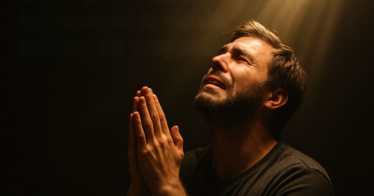 Homme en prière éclairé par une lumière dorée, illustrant la prière du soir qui a bouleversé la vie de milliers de croyants.