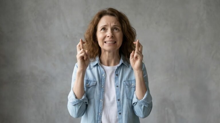 Pourquoi croiser les doigts ? L&rsquo;origine sanglante d&rsquo;un geste anodin