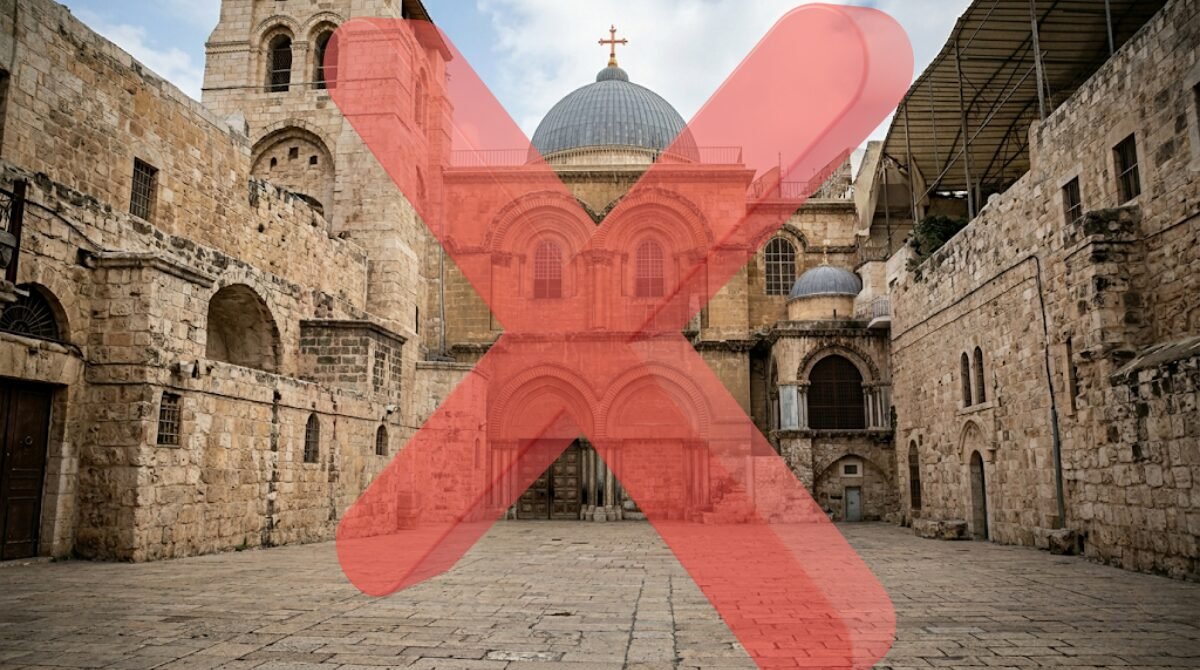 Vue architecturale du Saint-Sépulcre désert sous un ciel d'orage, illustrant la rupture du Statu quo à Jérusalem en 2026. Une croix rouge symbolise l'interdiction d'accès.