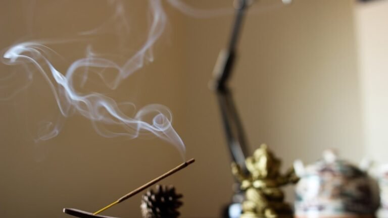 Comment bénir de l’encens soi-même selon la tradition catholique