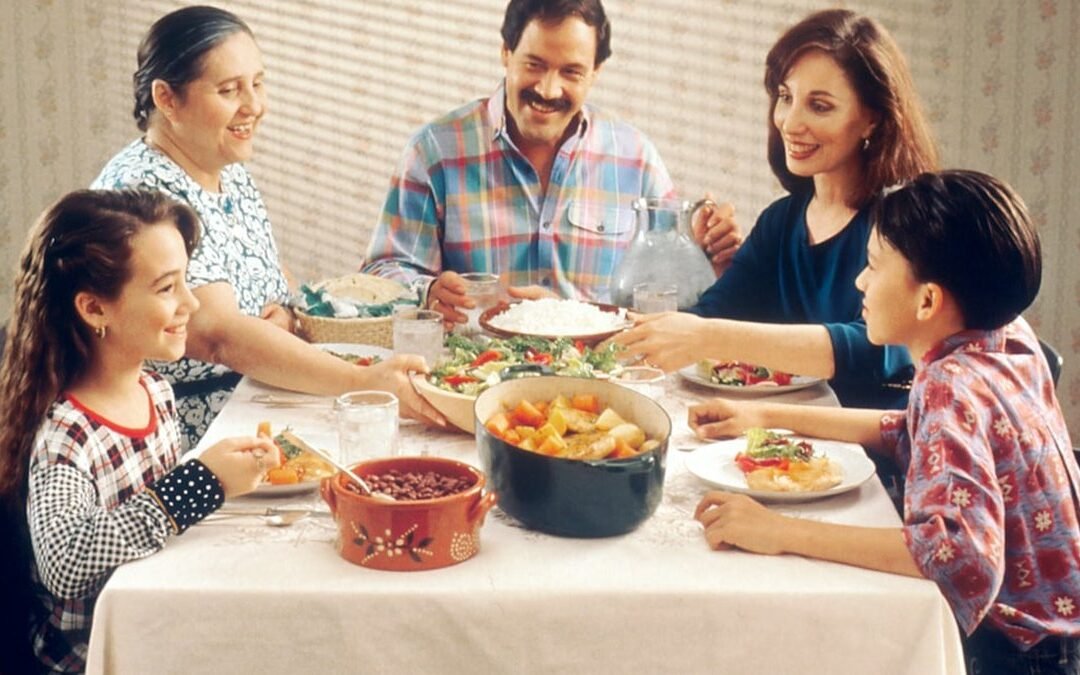 Bénir la nourriture en famille : le rituel simple à faire à chaque repas