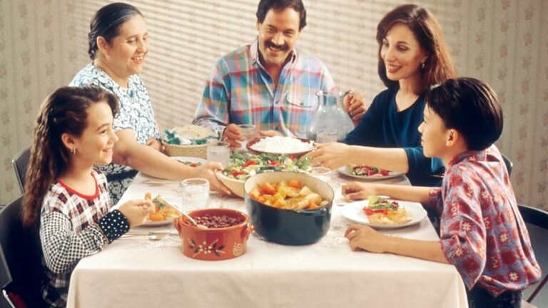 Bénir la nourriture en famille : le rituel simple à faire à chaque repas