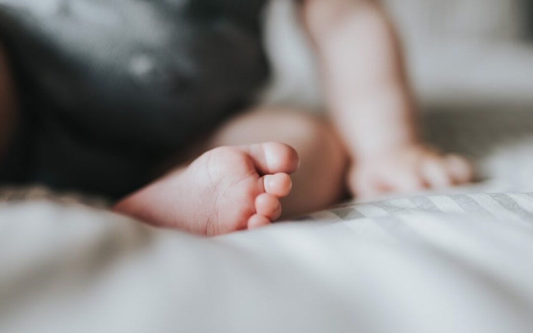 Comment bénir un bébé à la maison : prière complète et gestes pas à pas