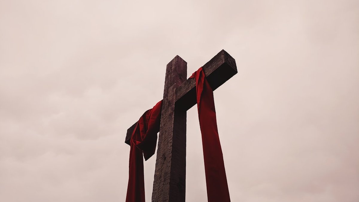 croix de crucifixion vue d'en bas. Ciel nuageux
