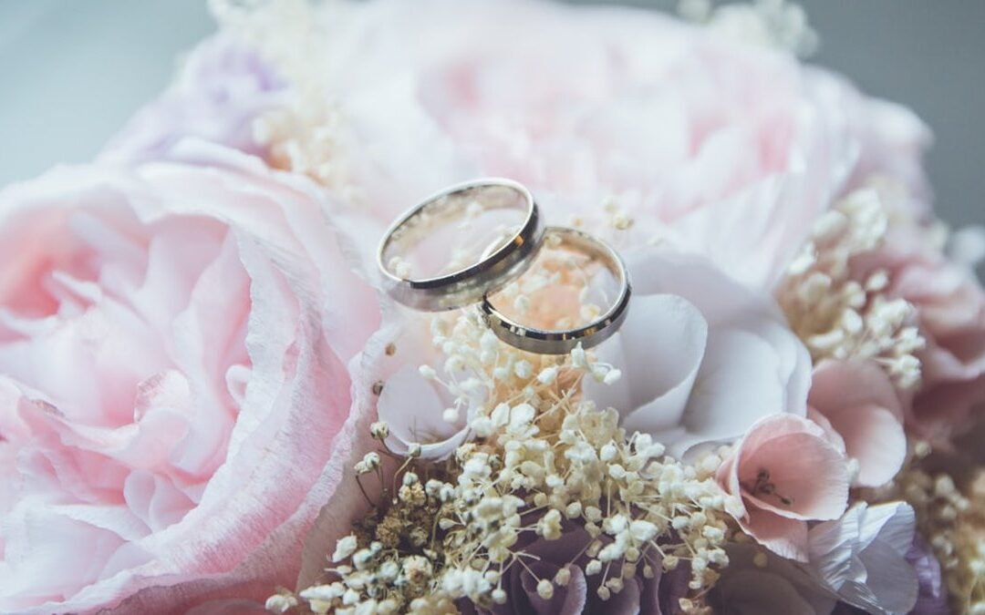 Prière pour bénir une alliance de mariage : le guide complet selon la tradition catholique