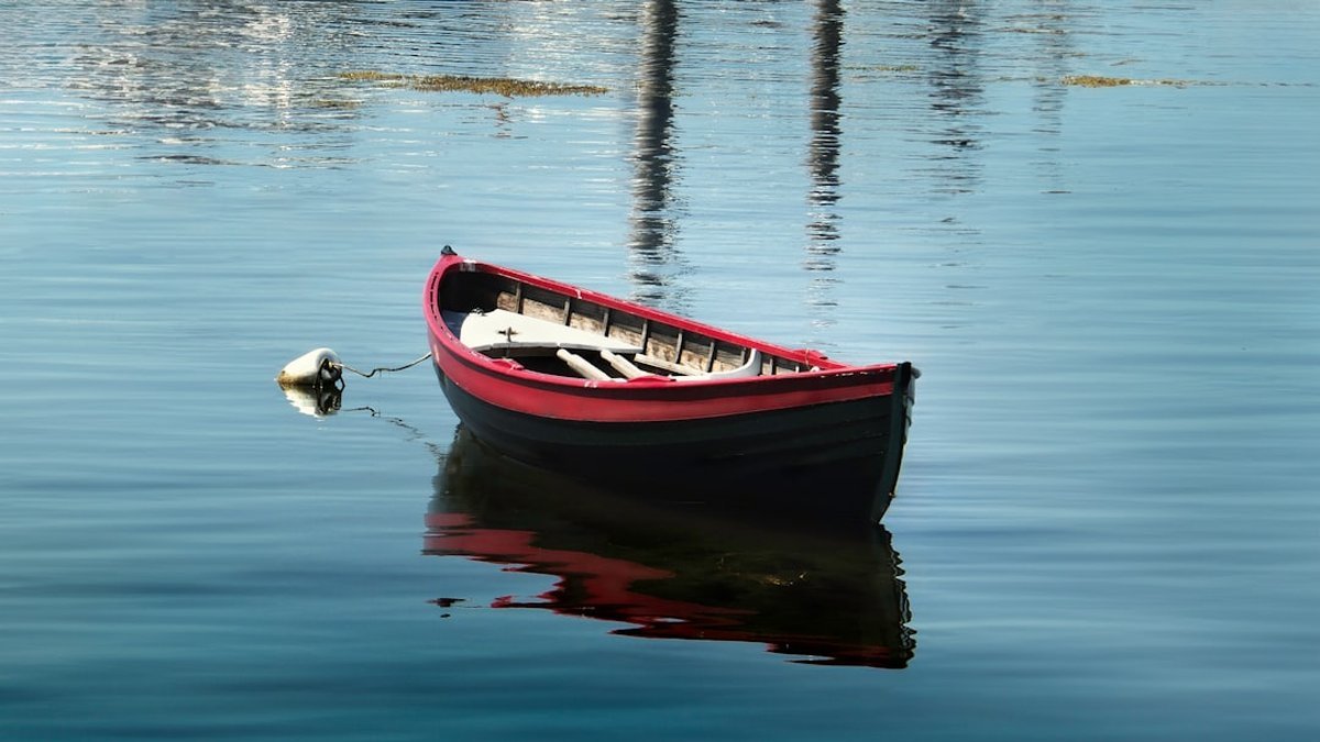 Un petit bateau flottant sur un lac.