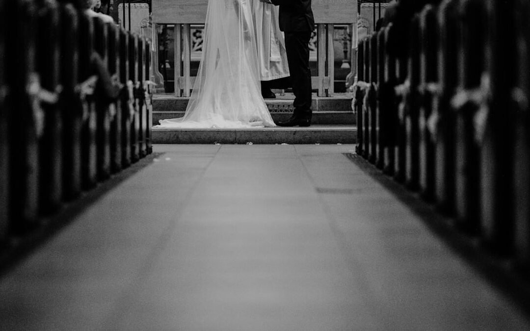 Prière pour bénir un mariage soi-même : le guide complet selon la tradition catholique