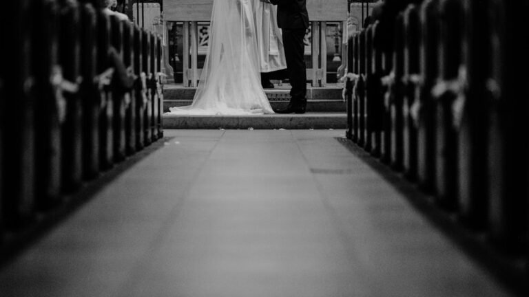Prière pour bénir un mariage soi-même : le guide complet selon la tradition catholique