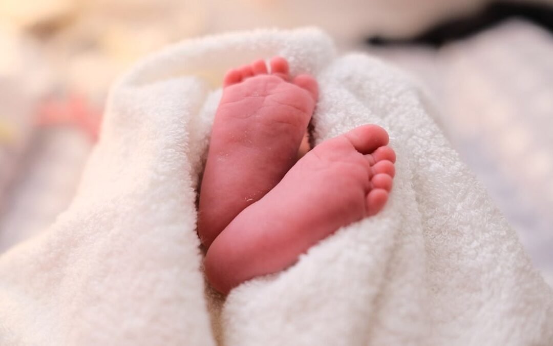 Prière pour bénir un nouveau-né avant le baptême : le guide complet pour les parents