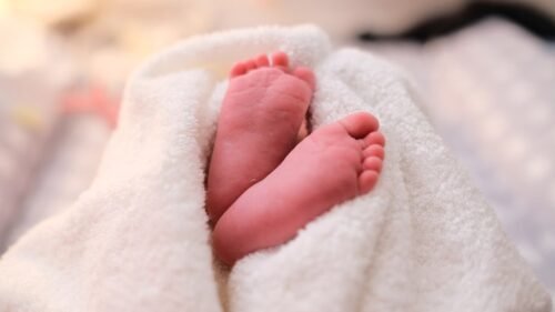 Prière pour bénir un nouveau-né avant le baptême : le guide complet pour les parents